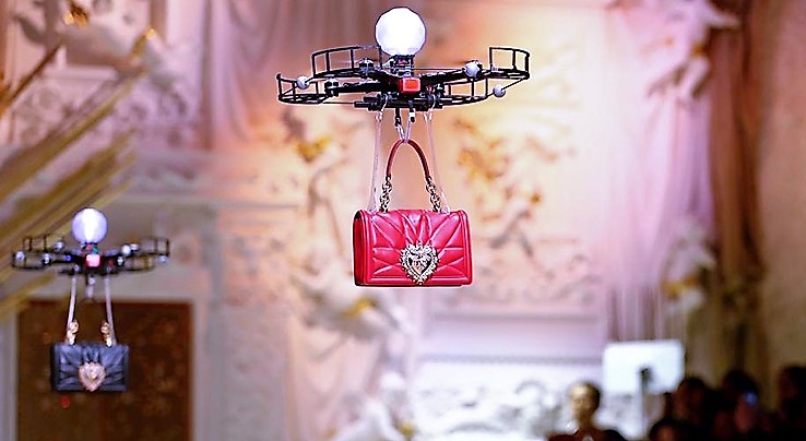 Dolce and Gabbana desfila con Drones en Milán video