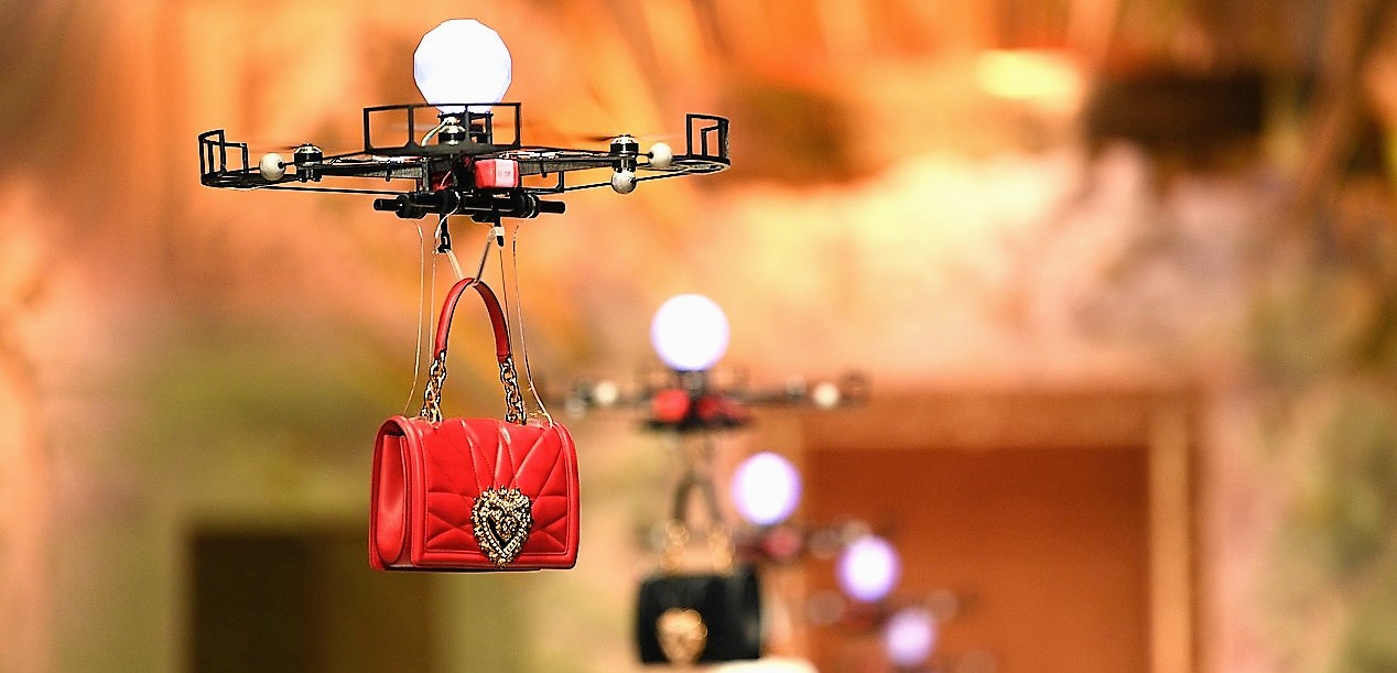 Dolce and Gabbana desfila con Drones en Milán video