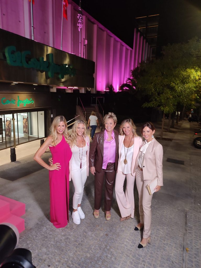 El Corte Inglés se ilumina de rosa para apoyar la investigación contra el cáncer de mama